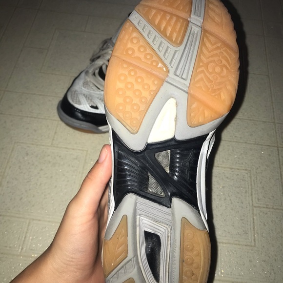 Mizuno Volleyball Shoes - Picture 2 of 4